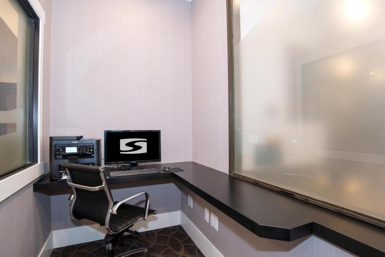 Hotel Sandman Signature Downtown
